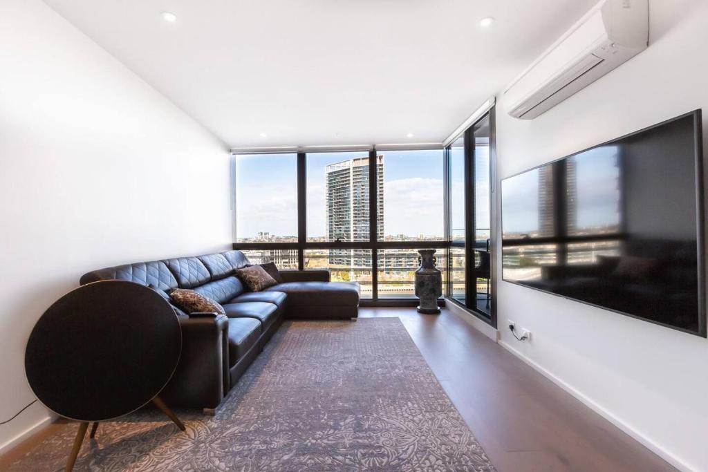 Docklands Apartment | On the River - A Resort-style Retreat in Docklands