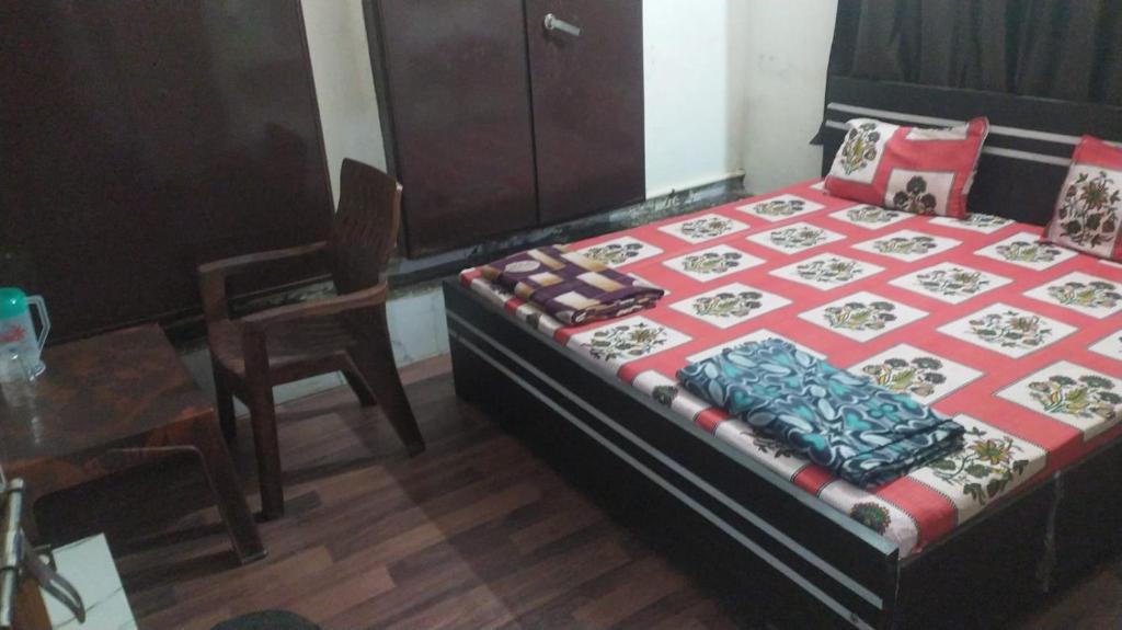 Vrindavan House | Pandit Rambabu Gautam Ji Dharmshala तीर्थपुरोहित श्री धाम वृन्दावन l 3 minute walking to Bankey Bihari Temple l AC and Non AC room Available