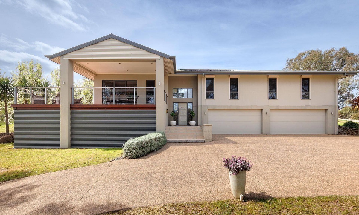 Wodonga House | Peregrine Pool Paradise - Outstanding four bedroom family home with pool!