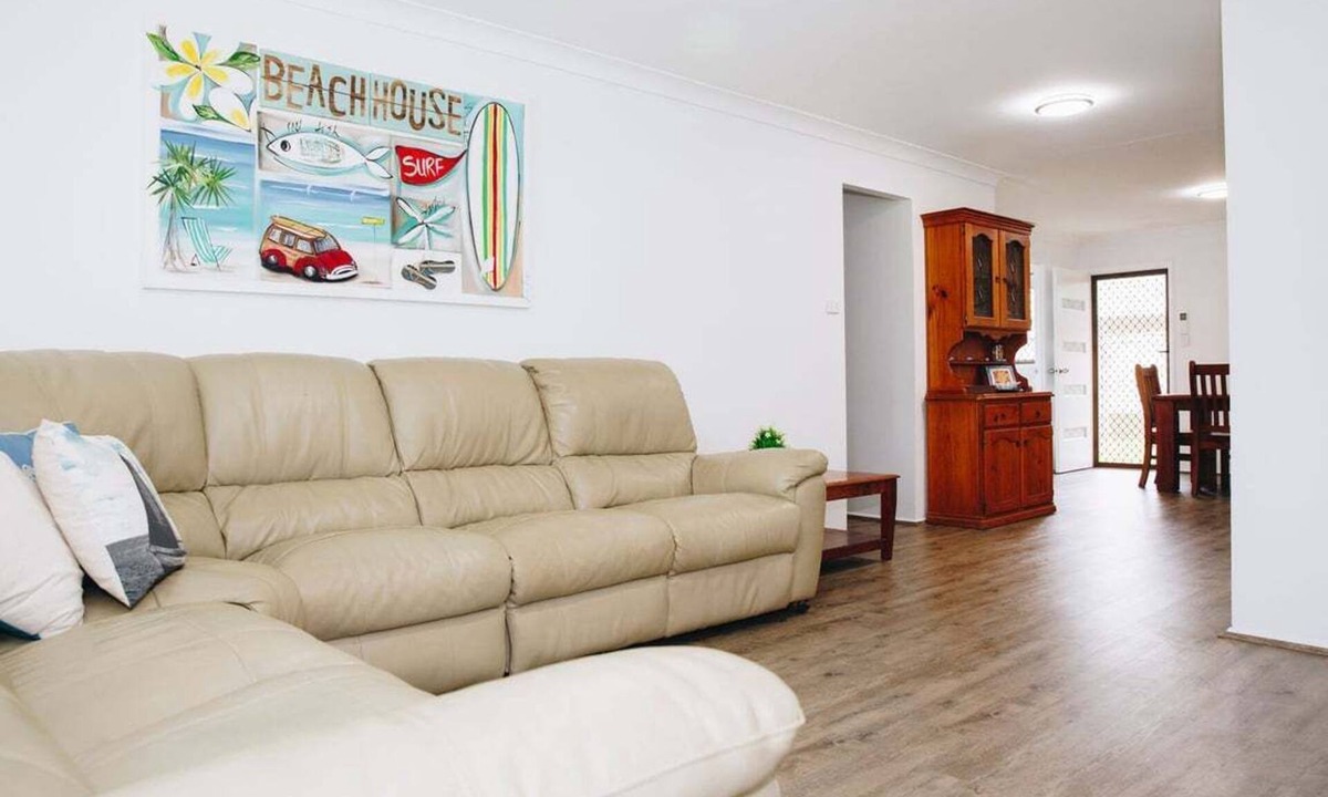 Warana Apartment | Perfect Location 4BR Home Warana - 200m to Beach!