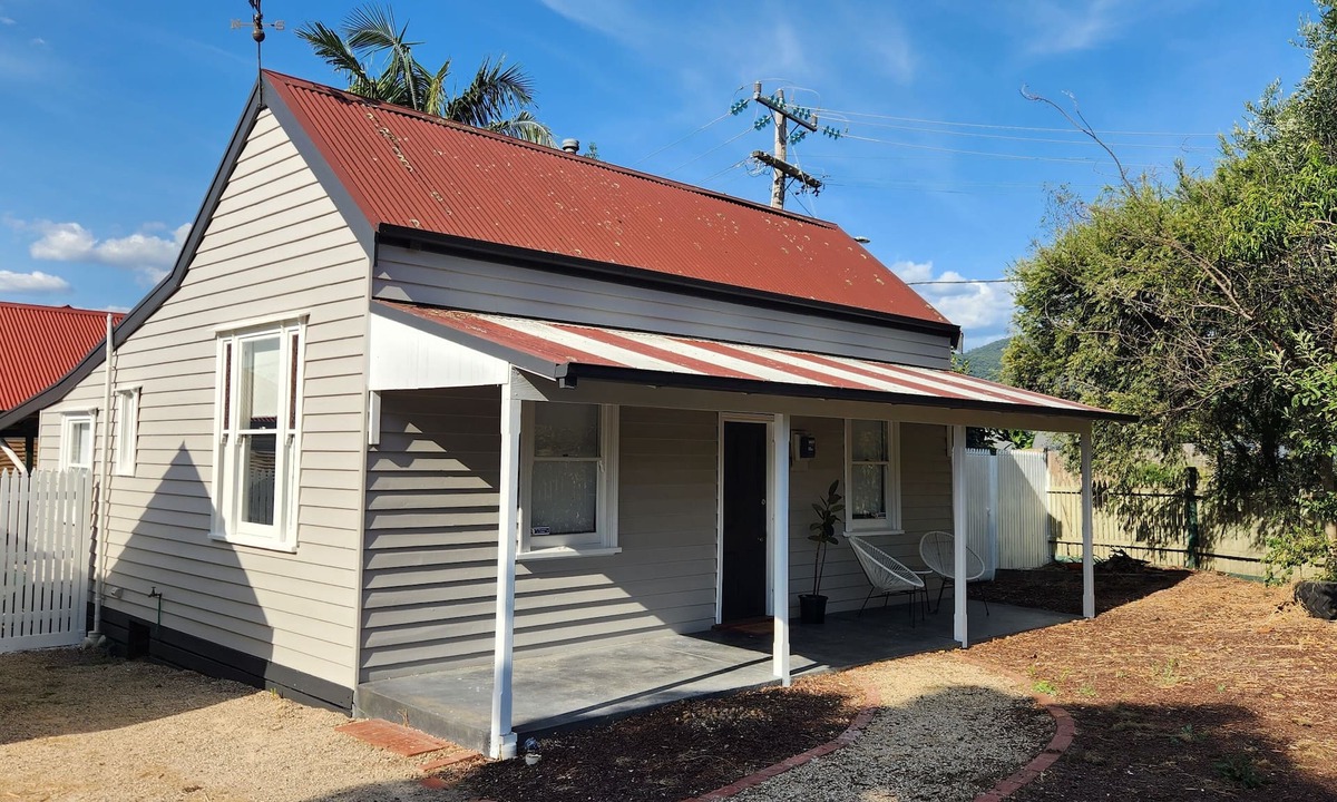 Ferntree Gully Cottage | 'Pickett's Cottage' - Restored Heritage Pioneer Stay