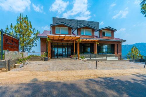 Kumarhatti Villa | Pristine Pines by VEO, StayVista - 8BHK Mountain-View Villa with Table Tennis