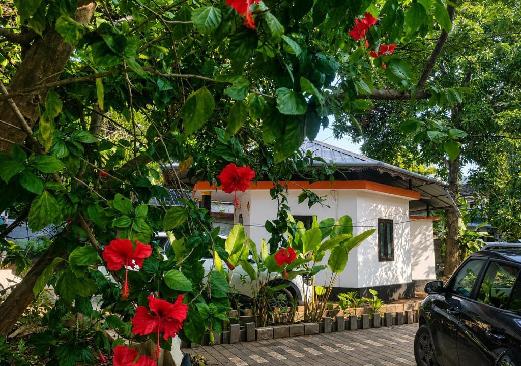 Varkala Apartment | Private AC Cottage for 3 Friends at South Cliff Varkala