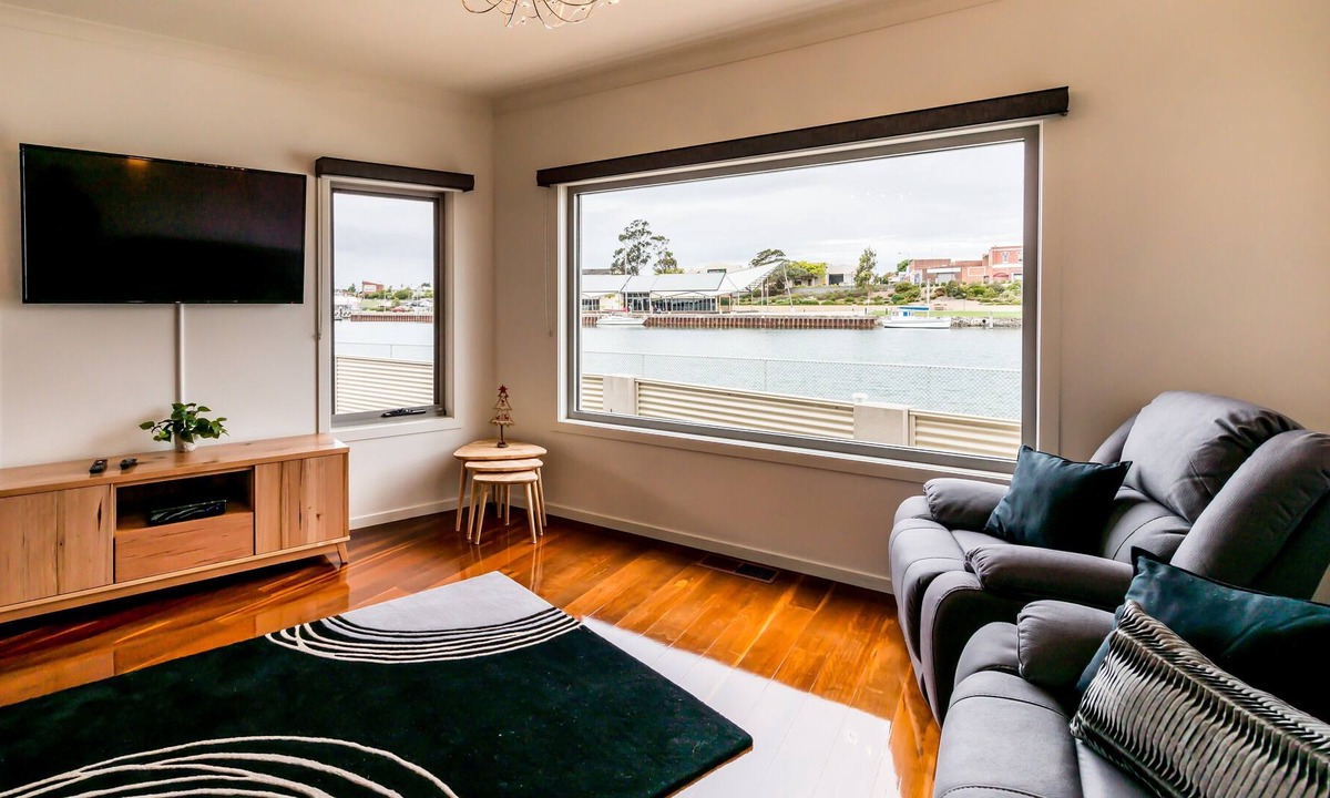 Ulverstone House | Quiet and relaxing house overlooking the Leven River and wharf