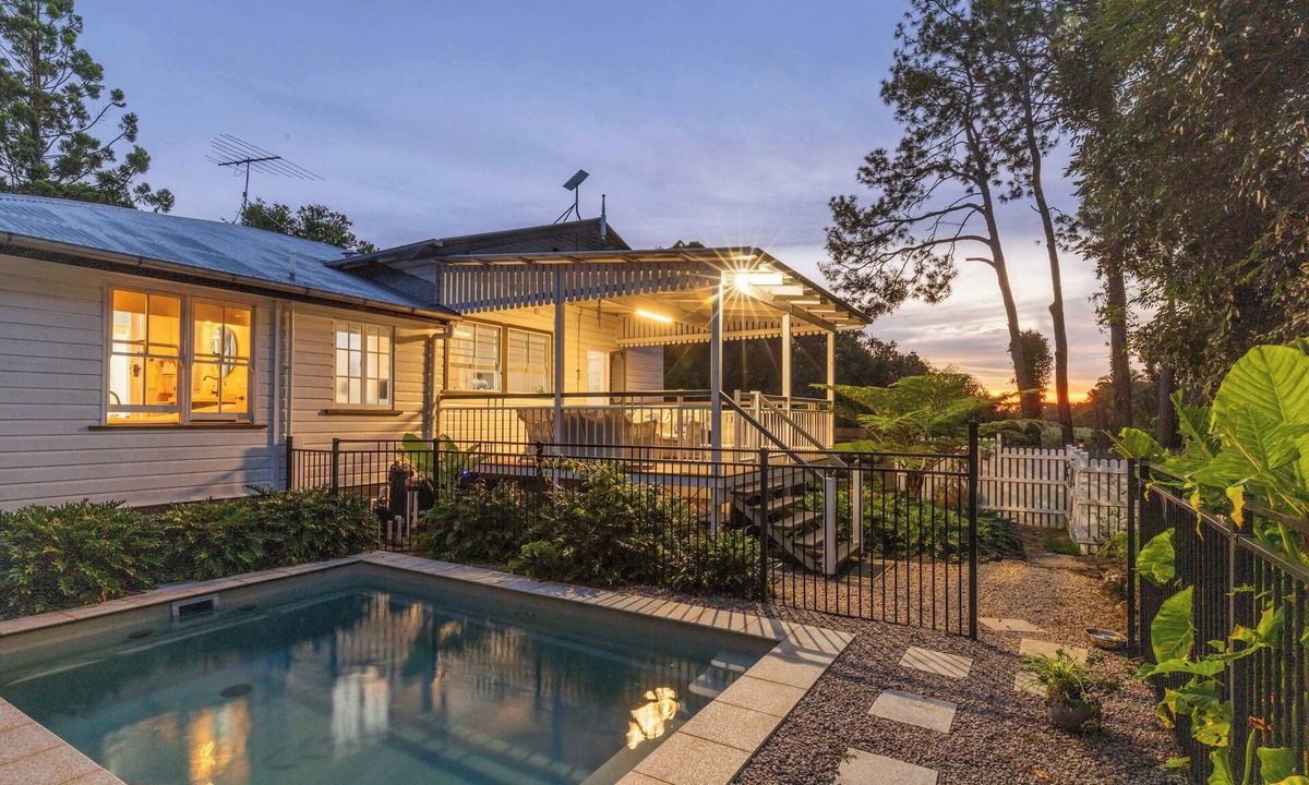 Witta House | Rambling Roses: Timeless Retreat in Witta for 8