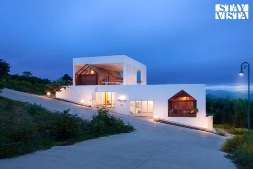 Suntikoppa Villa | Reflection by The Woods by StayVista - 4BHK Pet-Friendly Villa with Jacuzzi
