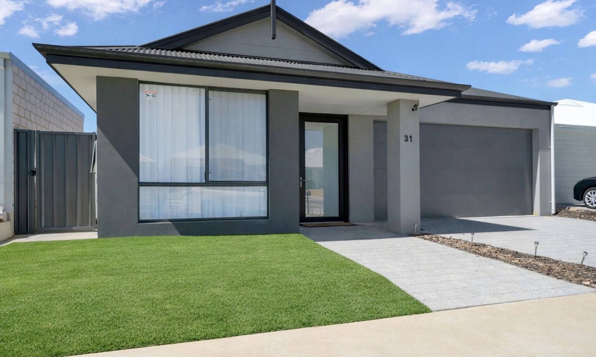 Lakelands House | Relaxing, spacious home amenities close shops, schools, transport, lake, beach