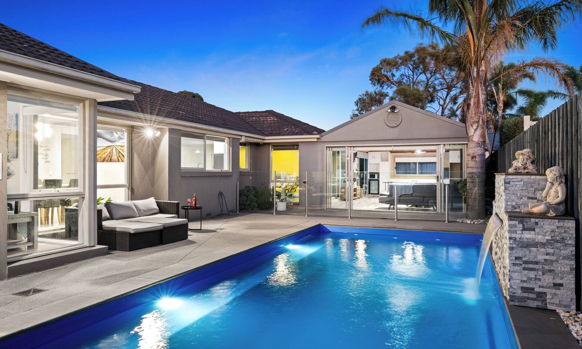 Pakenham House | Resort Experience: Pool, BBQ, Games with lots of space and fun in Pakenham