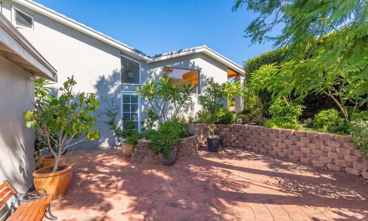 Joondalup House | Resort-Style Home in quiet location. Stunning 5 bedroom home
