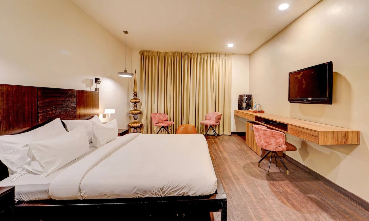 Thousand Lights West Hotel | RG Suites Slate