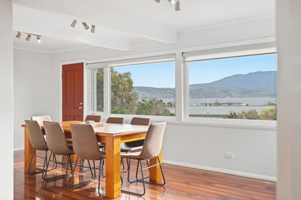Howrah House | River and Mountain View Retreat, Sleeps 8