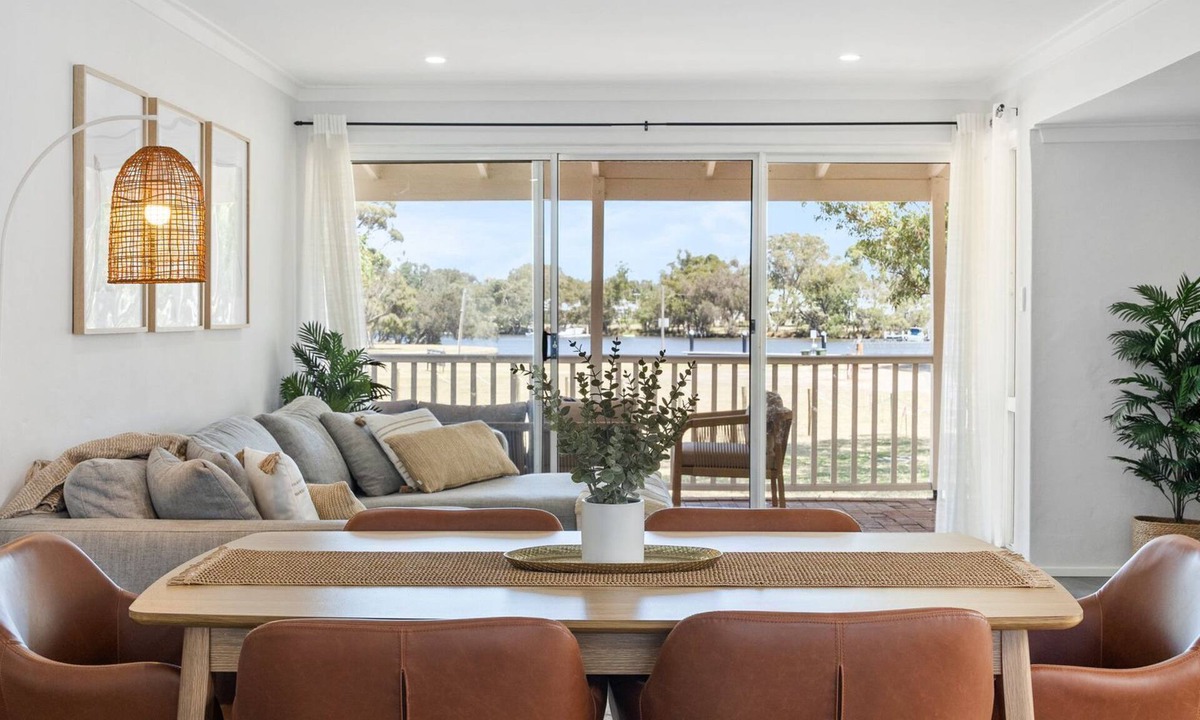 South Yunderup House | Riverside Bliss: Luxe Retreat in South Yunderup