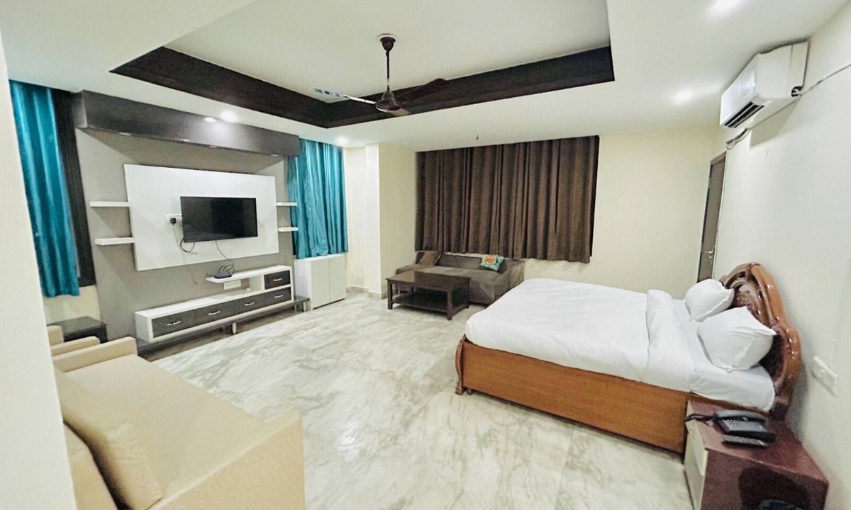 Noida Hotel | Roomshala 074 Hotel Royal Inn