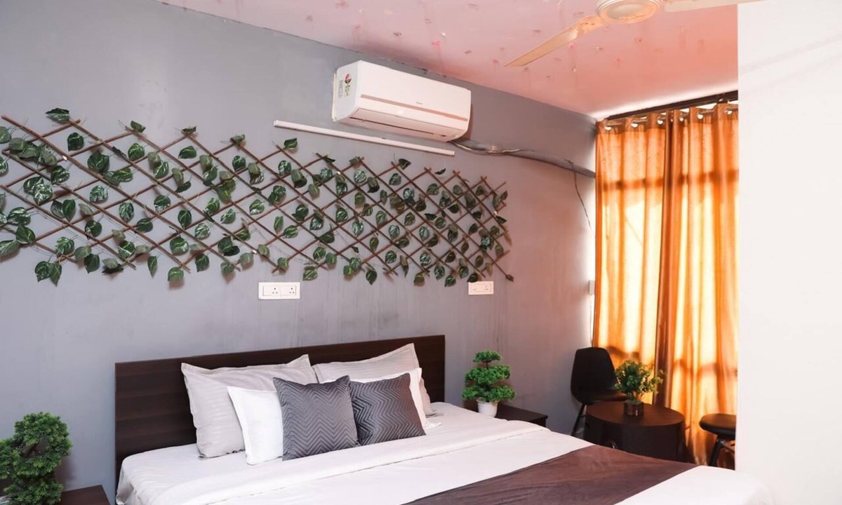 Sainik Farm Hotel | Roomshala 081 Manya Residency