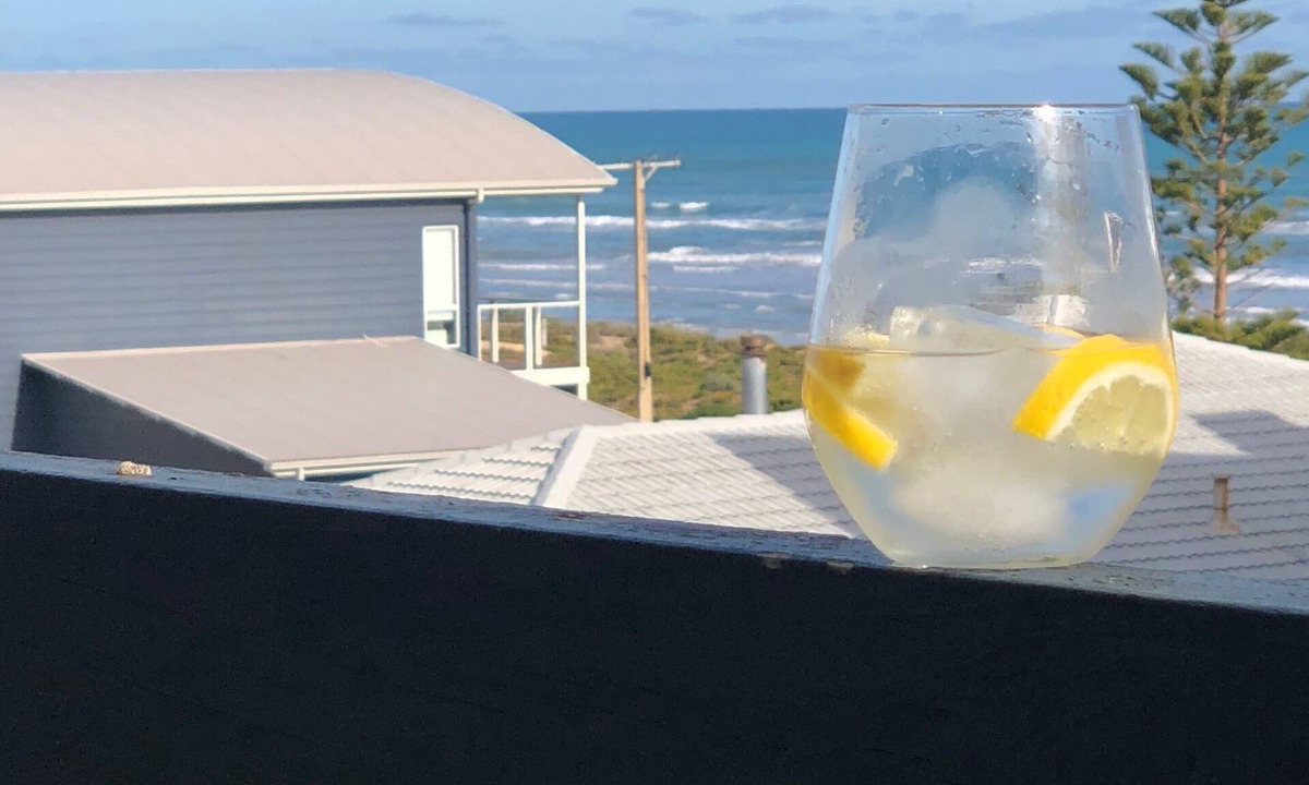 Middleton House | Sable Blanc on Newell - dogs allowed - 3 min walk to the beach & fabulous views.