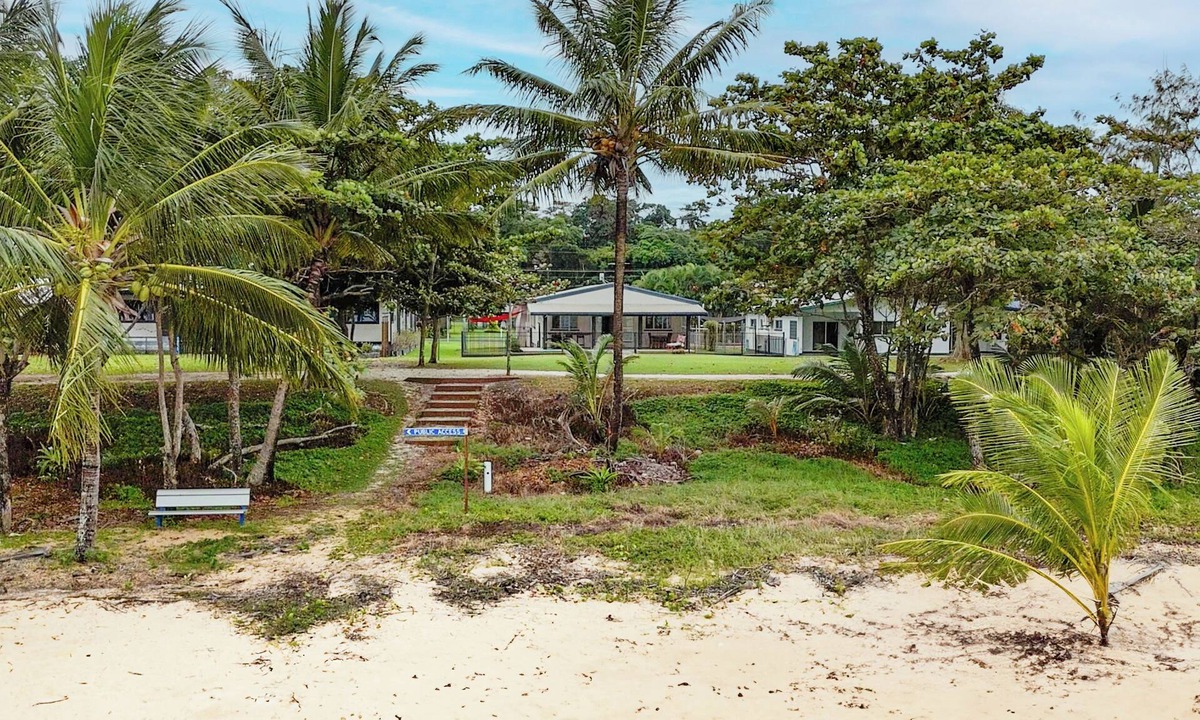 Kurrimine Beach House | Salty Lodge - Beach Front Paradise
