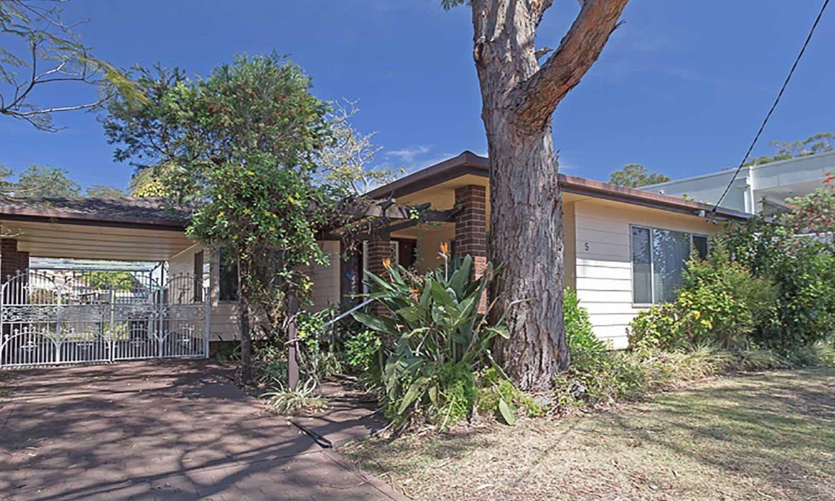 Corlette House | Sandy Paws Corlette, 5 Sandy Point Road - cottage across the road from Sandy Point Beach