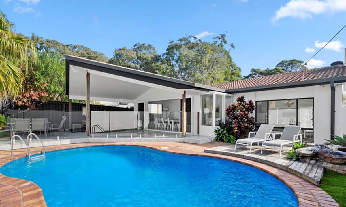 Sapphire Beach House | Seaside Oasis, 200m to beach! w/ 5 bedrooms & pool