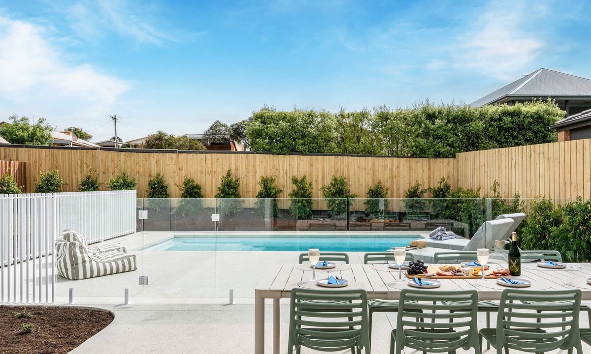Rosebud House | Seaspray Cottage - Table Tennis, Beach, Shops