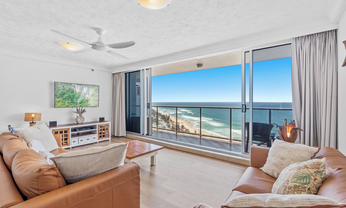 Surfers Paradise Apartment | Sensational Beach & Ocean views. Beachfront Location