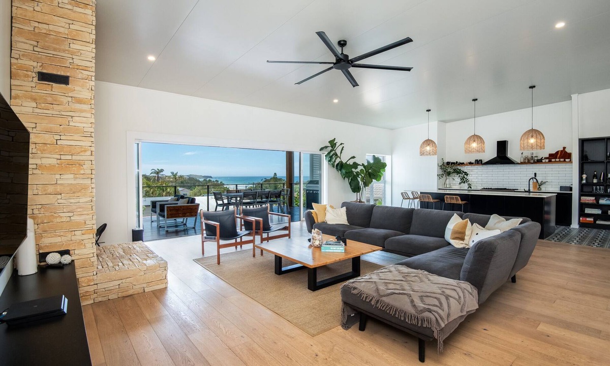 Emerald Beach House | Sensational spring 200m from the surf Book 4 nights stay 6 nights in September.