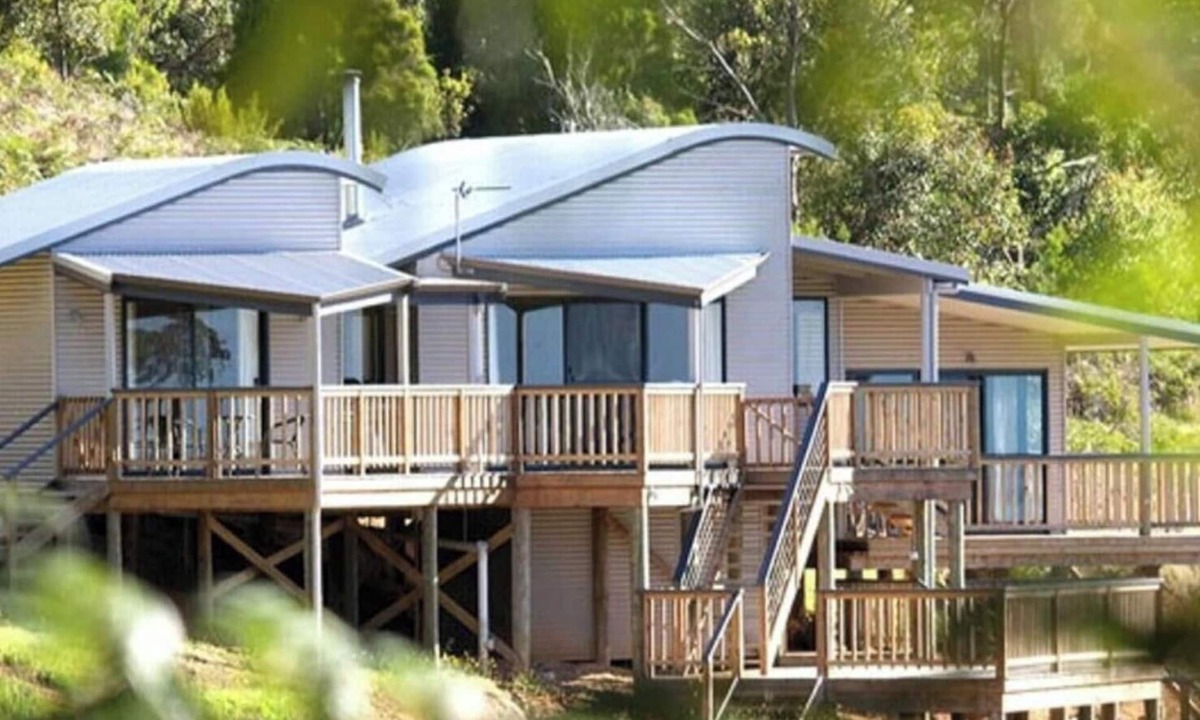 Shadforth House | Serendeva: 5 acres, valley views, dogs welcome