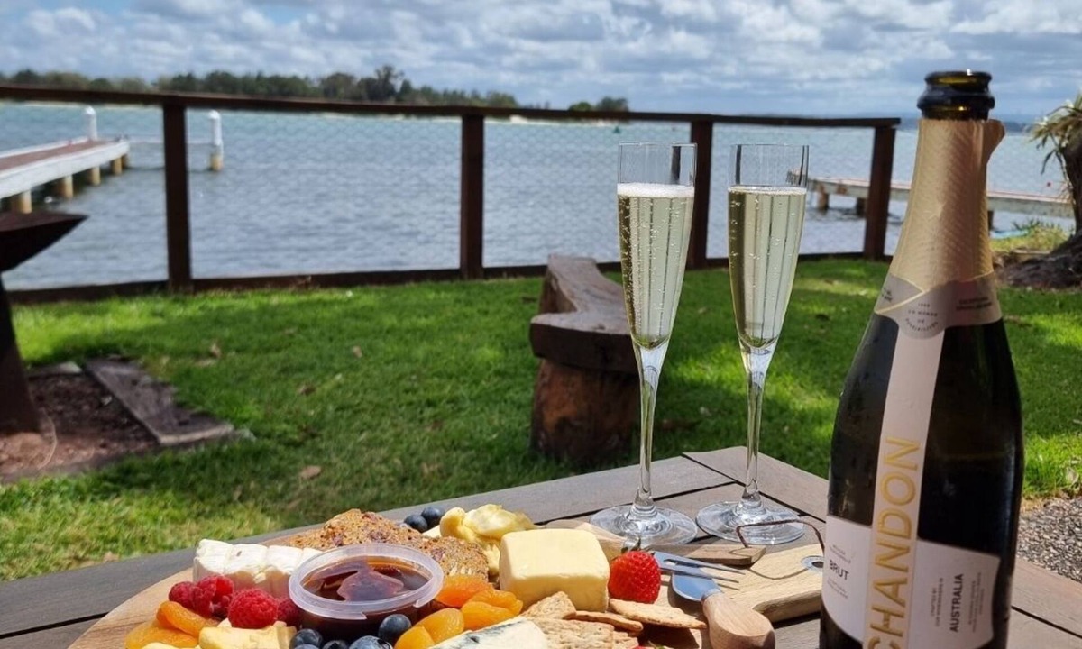 Marks Point Cottage | Serenity by the Lake- Waterfront Sanctuary for Two with Jetty