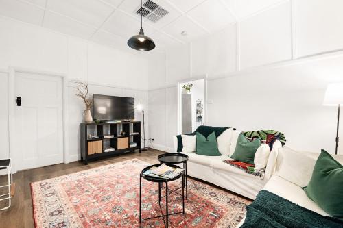 Red Cliffs House | Settlers Cottage on Fitzroy Sleeps 6