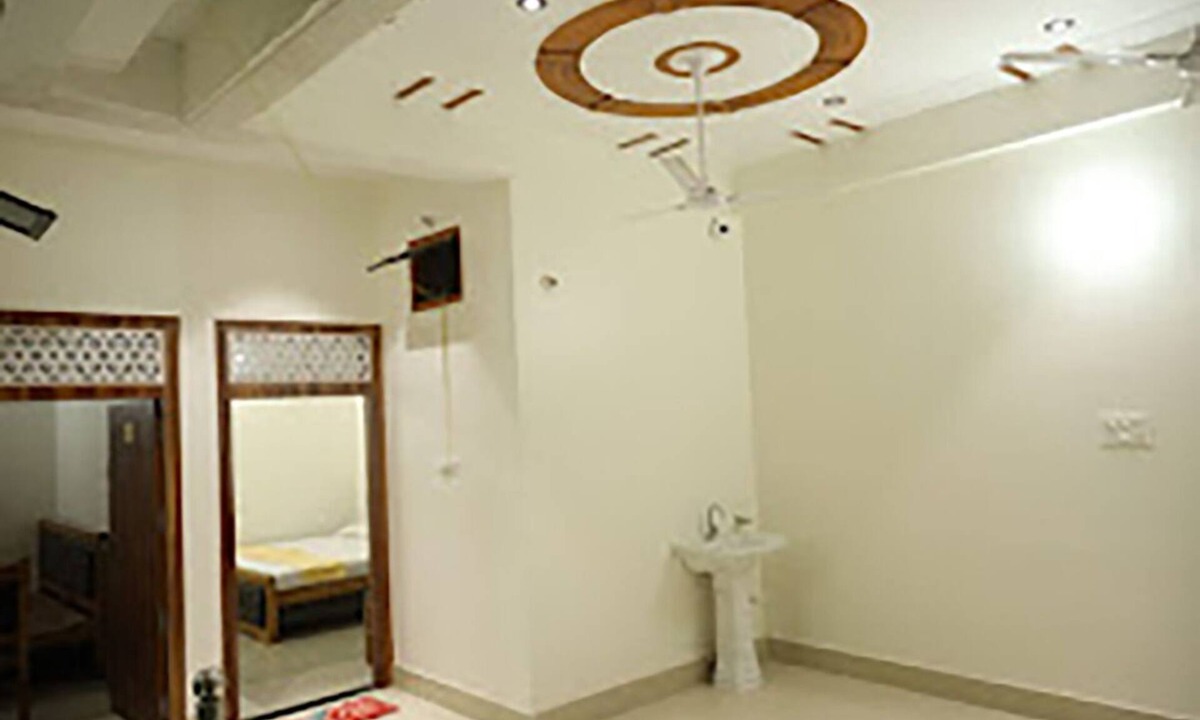Haraiya Hotel | Shree Harshan Kutir
