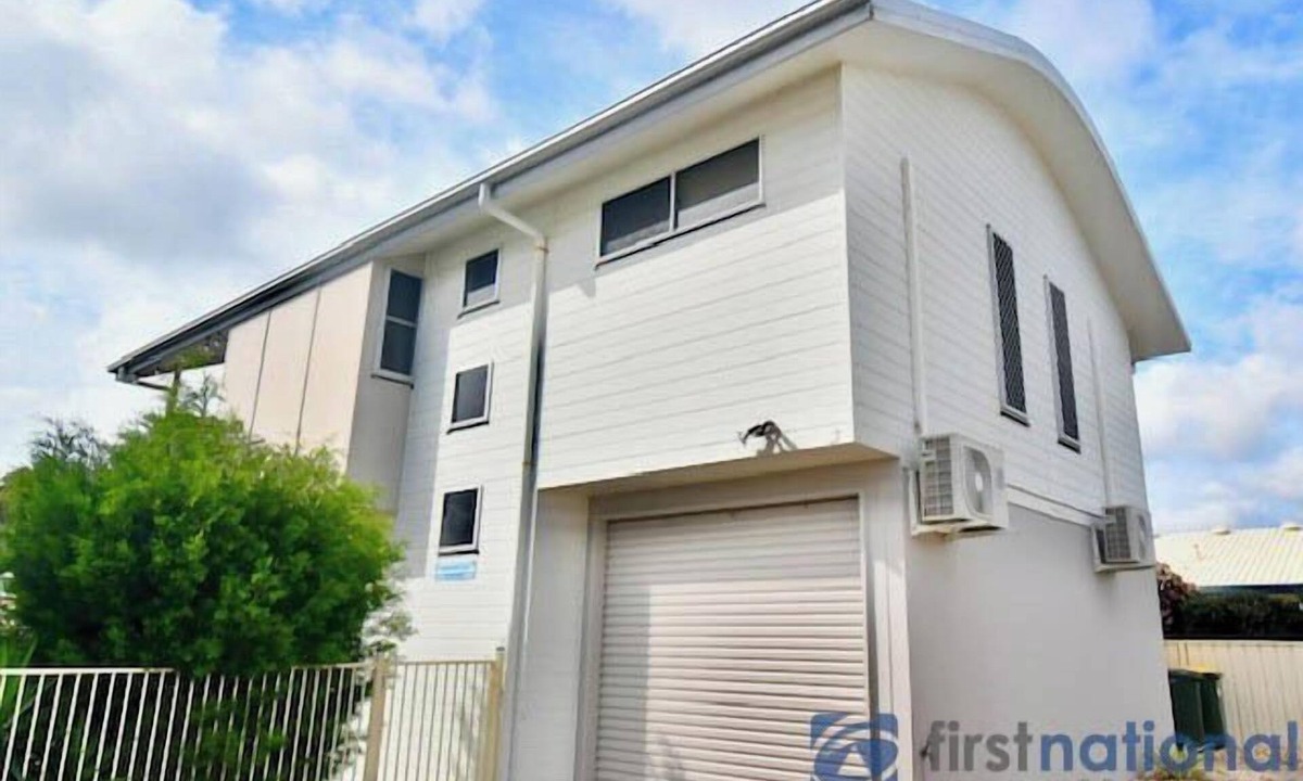 Woodgate House | 'Simplicity' Beach Side Town House 3