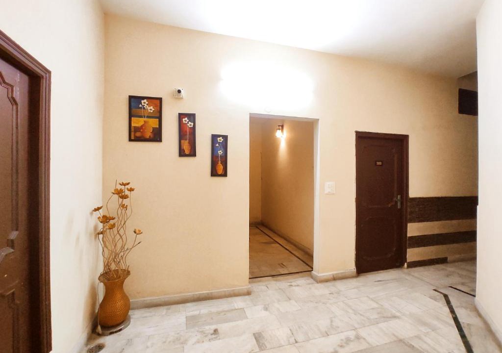 Jalandhar Hotel | SKY INN GUEST HOUSE - Smart Budget Rooms Near DAV Collage, HMV, Maqsudan, Sabzi Mandi, Grain Market, NIT, Verka Plant, Workshop Chowk - For Corporates, Familes, Couples