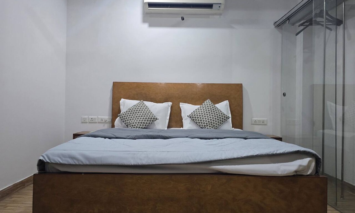 East of Kailash Hotel | Slepyy Fox