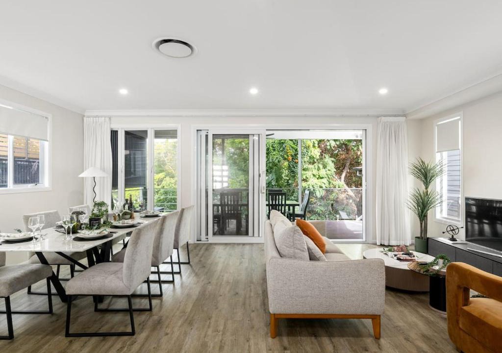 Bardon House | Spacious 4-Bedroom Bardon Retreat Across 2 Levels