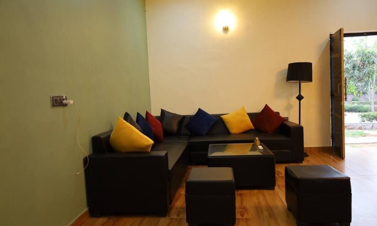 Gurugram House | Spacious 5-bedroom farmhouse in cool Gurugram with AC, WiFi