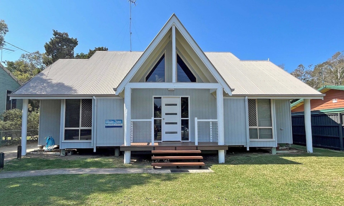 Amity Point House | Spacious Flinders Home With Beautiful Bush Outlook