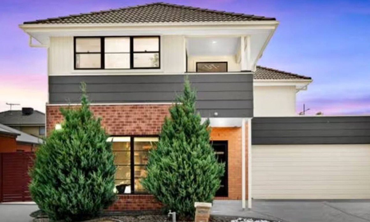 Tarneit House | Spacious master bedroom with ensuite (private bathroom and toilet)
