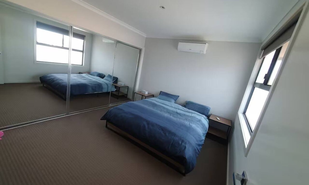 Altona Meadows House | Spacious n comfortable modern family home near Train Station with free wifi