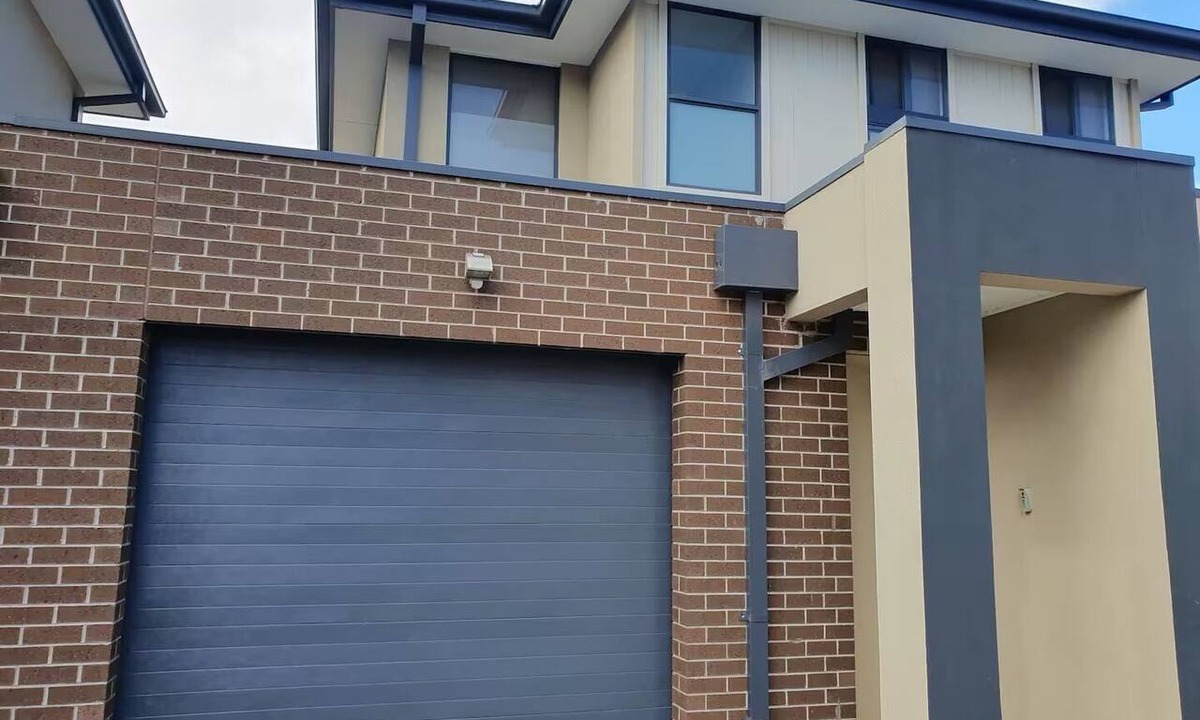 Altona Meadows House | Spacious n comfortable modern family home near Train Station with free wifi