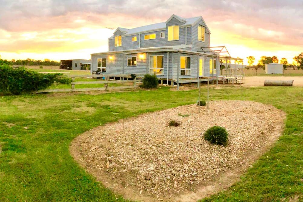 Oxley Cottage | Spacious Oxley Accommodation for a Fun-Filled Farm Stay, Victoria
