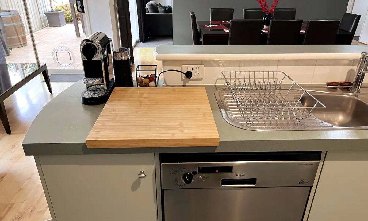 Caroline Springs House | Spacious & Stylish 5BR house, all the comforts of home, pet friendly