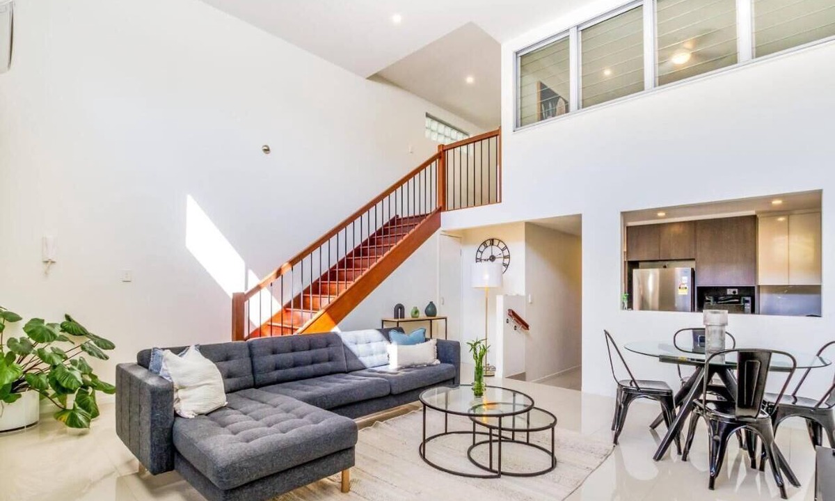 Wooloowin House | Spacious Townhouse|5km City & Airport|3 Bathrooms