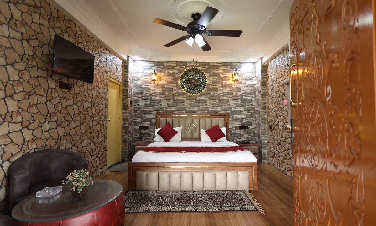 Mohanlalganj Hotel | Sparrow Farms And Resort