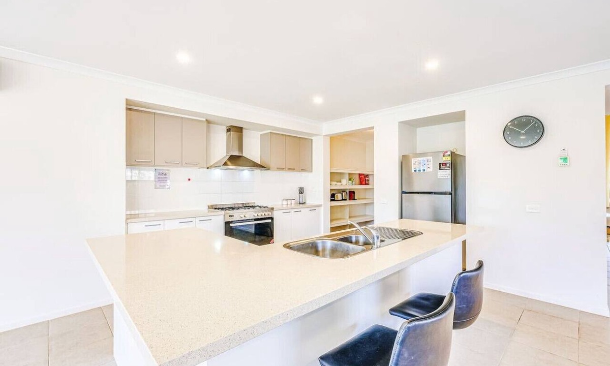 Point Cook House | StayAU 4BR Tranquil Family Escape House Point Cook