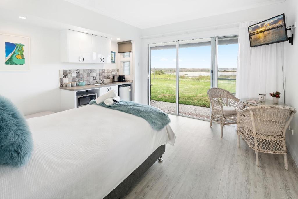 Urunga Apartment | Studio on Morgo over looking the ocean and rivers
