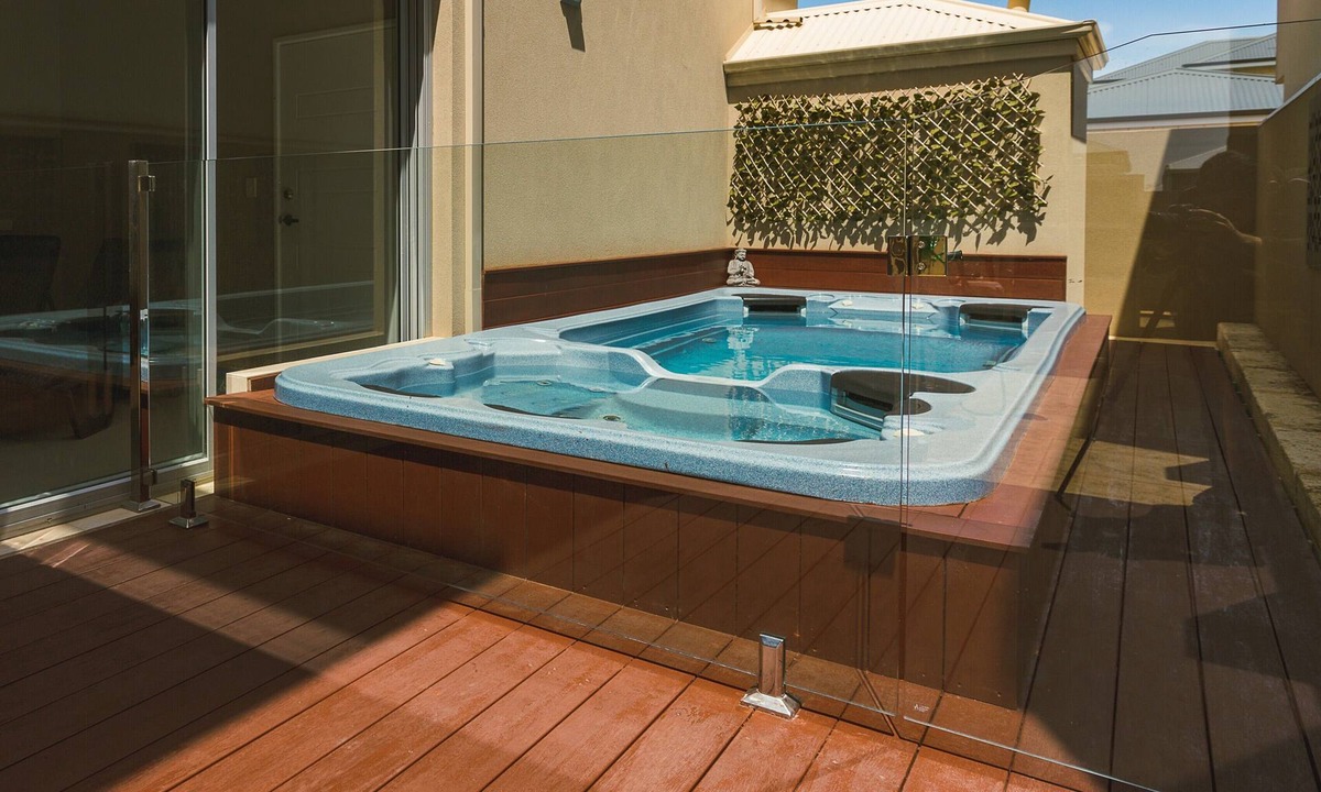 Mindarie House | Stunning 2 storey property meters to Mindarie Marina