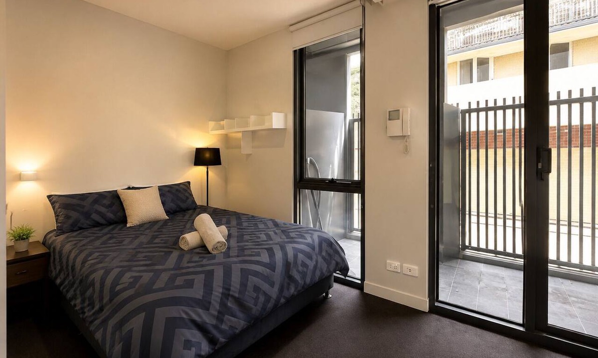Box Hill Apartment | Stylish Modern Studio - A Sweet Escape for Two
