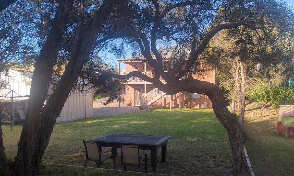 Rye Apartment | Stylish self-contained apartment in a tranquil garden setting.