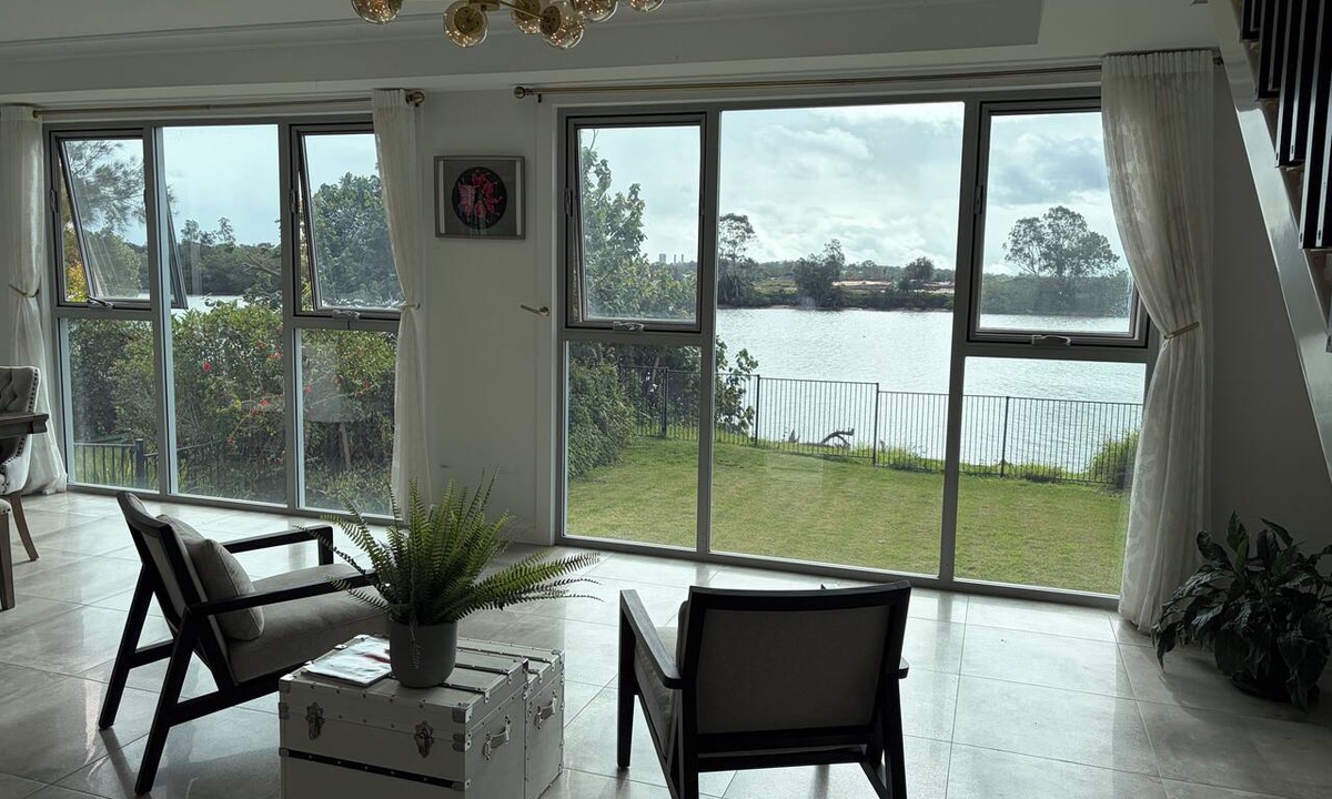 Helensvale House | Stylish waterfront home
