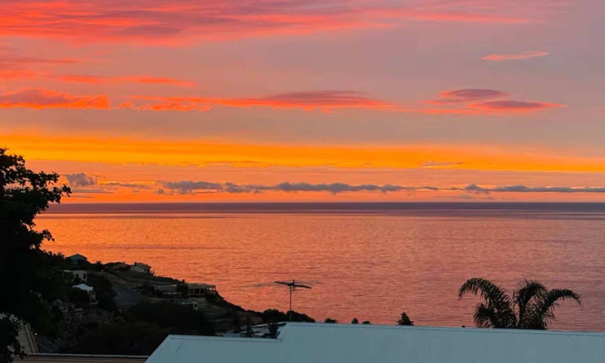 Hallett Cove Villa | Sunset Ocean Deck, Garden BBQ, Fast Wi-Fi, Walk to Beach – Romantic Coastal Stay