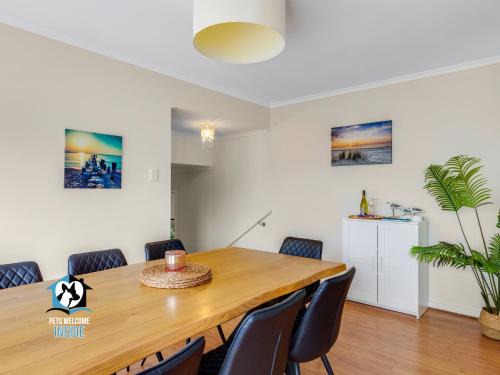 Victor Harbor House | Sweeping Ocean Views 4BR on One Acre